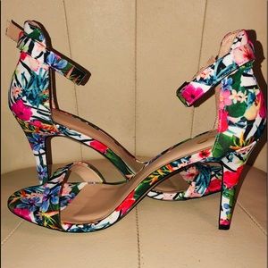 Mix No. 6 Rayelle Tropical Floral  Heel sz 11M